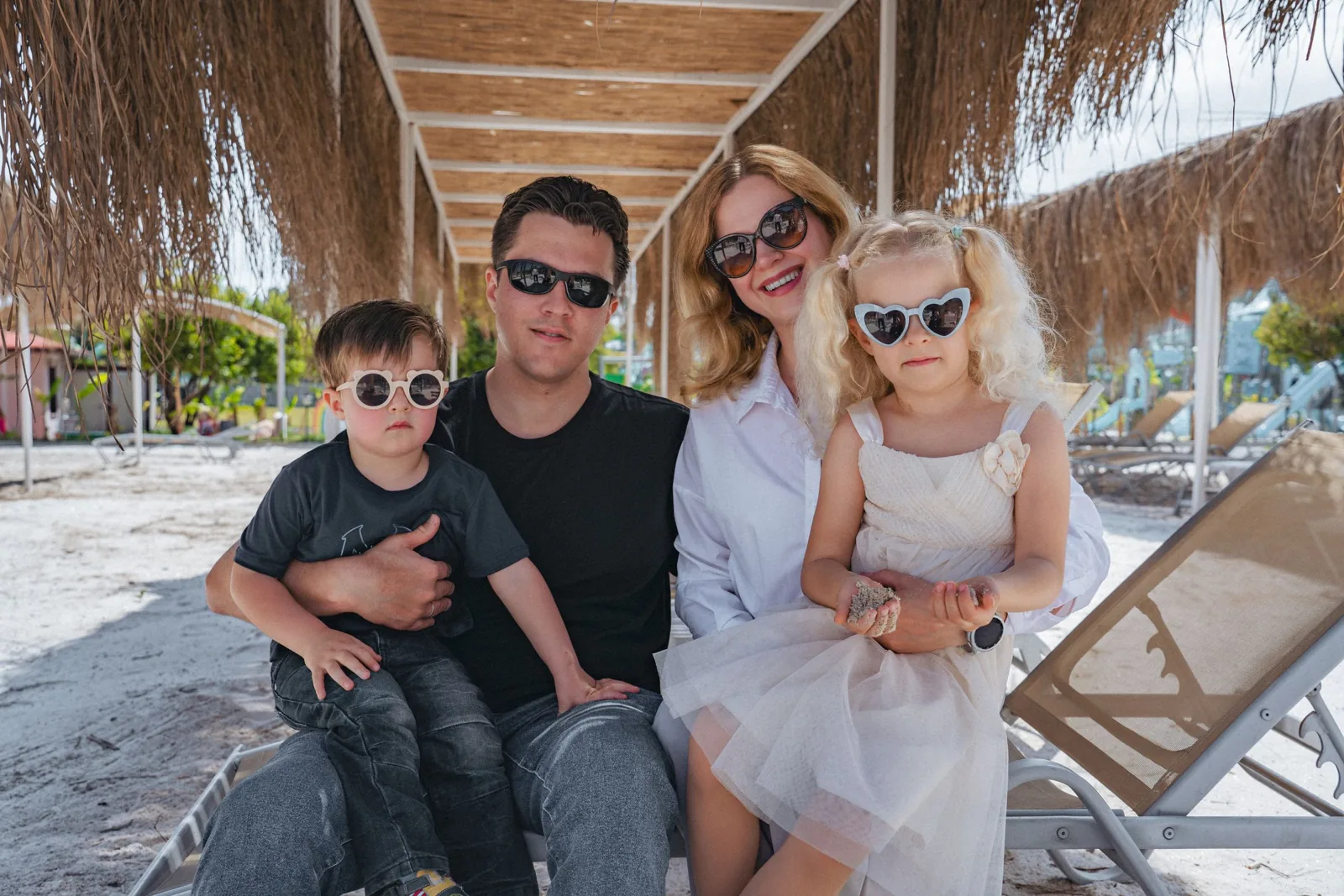 Семья на пляже в Кемере; фотография для редакционного материала
